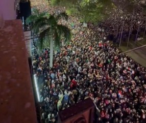 南宫体育-时隔十六年再度晋级世界杯，巴拉圭街头夜晚万人空巷进行庆祝