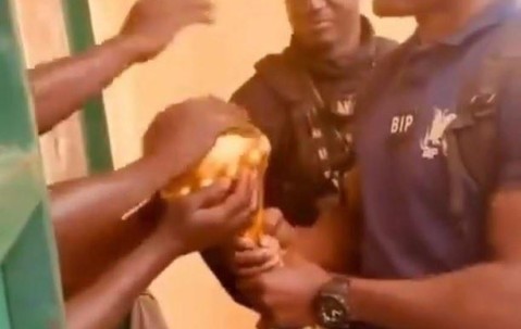 NG体育-一视同仁，塞内加尔让监狱囚犯触摸非洲杯奖杯分享夺冠喜悦